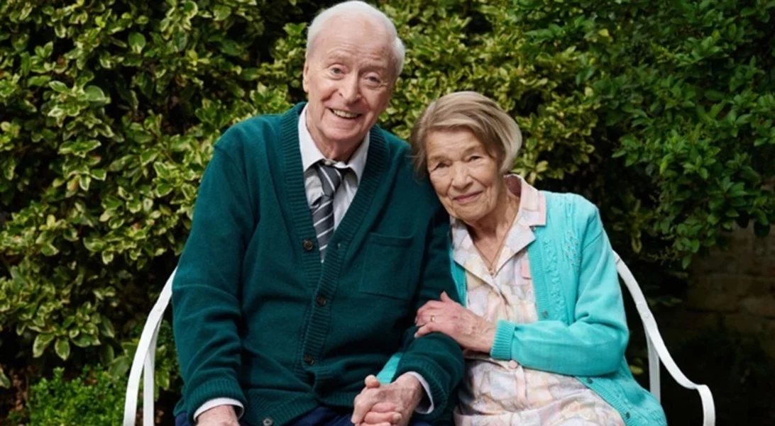 Ταινίες Πρώτης Προβολής | Το κύκνειο άσμα του Μάικλ Κέιν, η σπαραχτική φωνή της Χιντ και ο Κάρολος Ντίκενς αλά ελληνικά