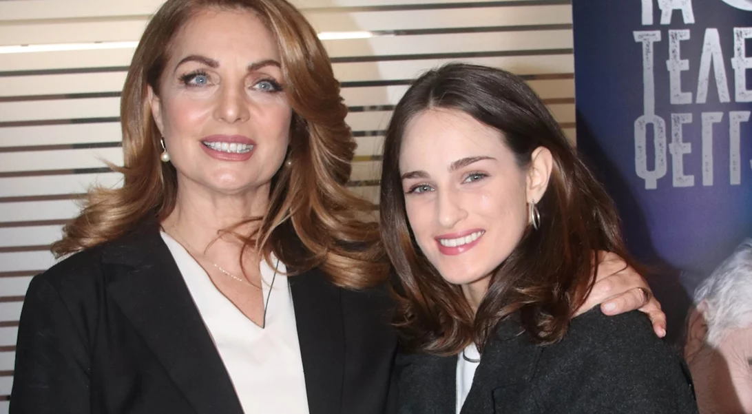 Fresh like a lemon | Η Μαρία Βοσκοπούλου με mini φόρεμα στο χρώμα του καλοκαιριού ποζάρει πλάι στην Άντζελα Γκερέκου