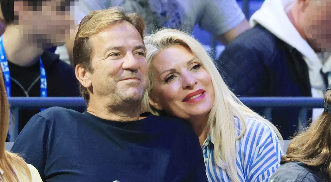 Ελένη Μενεγάκη & Μάκης Παντζόπουλος | Αγκαλιά στο γήπεδο