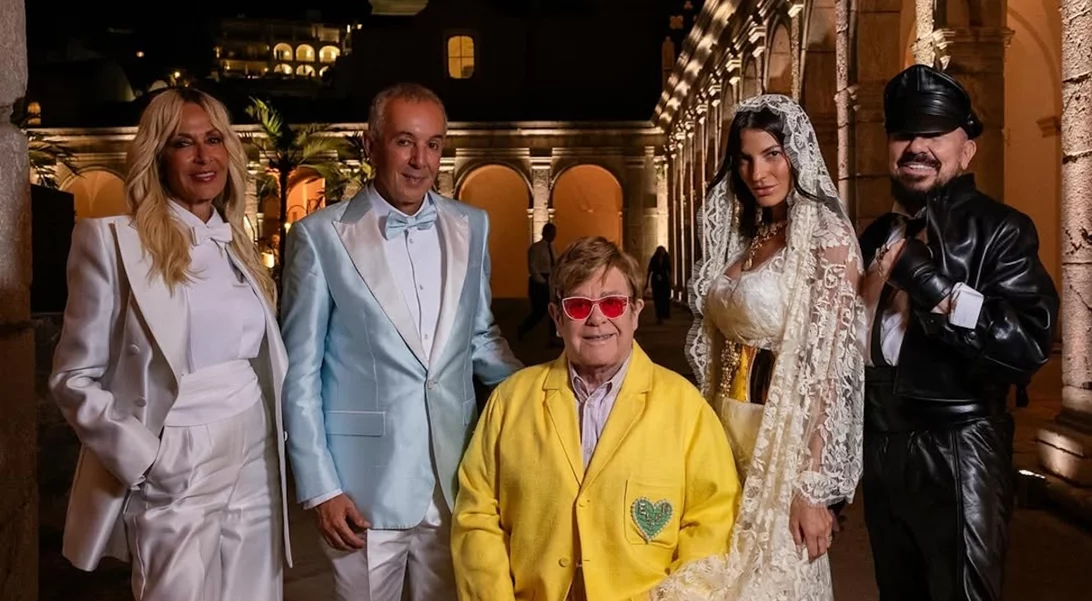 Το chic ανδρόγυνο look της Άννας Βίσση και το εντυπωσιακό δαντελένιο πέπλο της Δήμητρας Κούστα στο Κάπρι