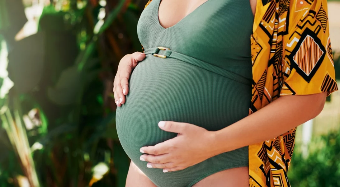 Έγκυος στην παραλία | 6 μαγιό που θα αναδείξουν το σώμα σου στην πιο όμορφη περίοδο της ζωής σου