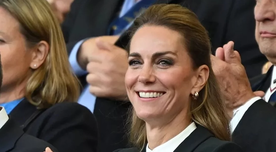 Kate Middleton | Επιστροφή στα signature καστανά μαλλιά της έπειτα από τη σύντομη blonde era της