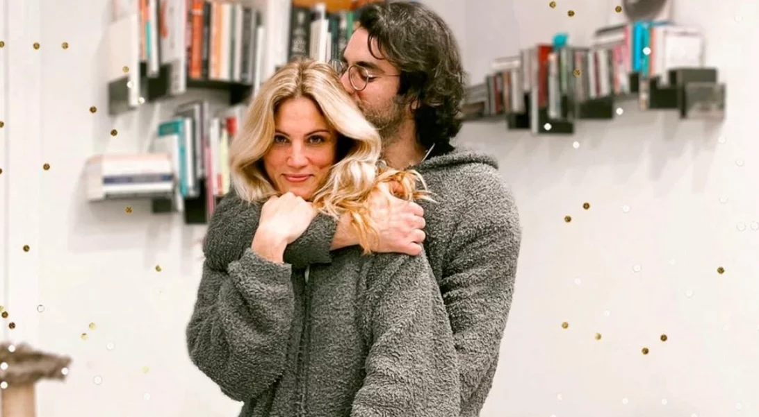 #couplegoals | Η Μαίρη Συνατσάκη και ο Ίαν Στρατής υποδέχτηκαν αγκαλιά το 2022