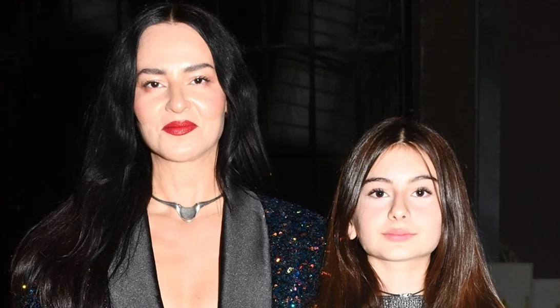 Η Ζενεβιέβ Μαζαρί σε επίδειξη μόδας με την έφηβη κόρη της | Τα looks τους