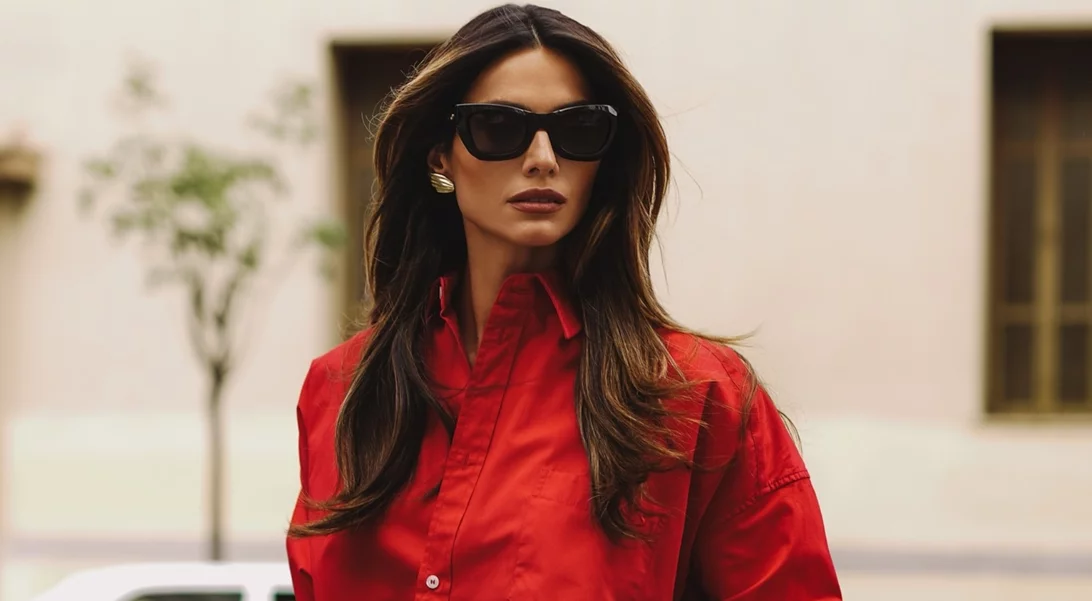 Η Ηλιάνα Παπαγεωργίου με mini μπορντό δερμάτινη φούστα | Η μοντέρνα συμβουλή μόδας που ακολούθησε