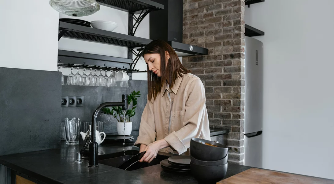 Βαριέσαι το πλύσιμο των πιάτων; Αυτό είναι το απόλυτο hack καθαριότητας με το οποίο έχουν πάθει όλοι εμμονή