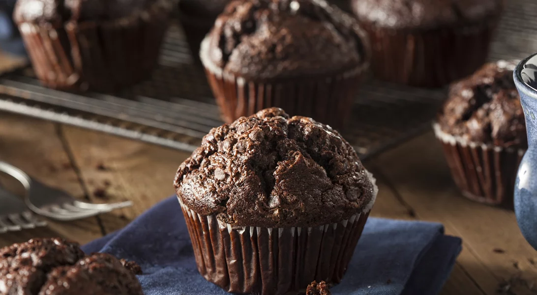 Γλυκός πειρασμός | Τα σοκολατένια muffins του ονείρου με 5 υλικά που αξίζει να δοκιμάσεις