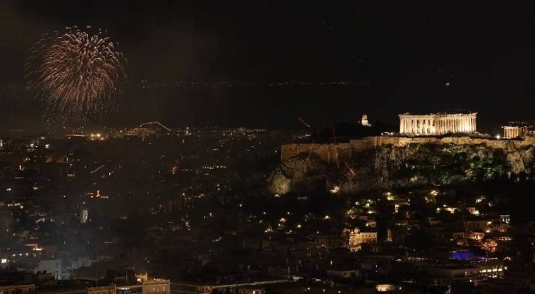 Με μουσική, drones και πυροτεχνήματα άλλαξε η χρονιά στα δύο χριστουγεννιάτικα χωριά της Περιφέρειας Αττικής, στο Σύνταγμα και στη Θεσσαλονίκη