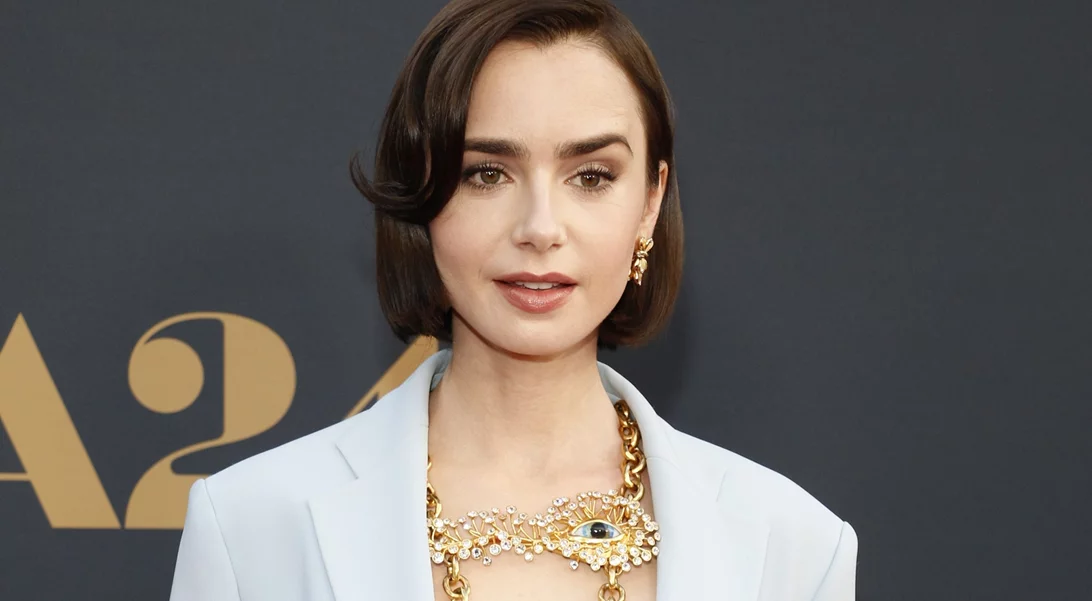 Lily Collins | Το beauty item που χρησιμοποιεί πιστά της χαρίζει αψεγάδιαστη λάμψη στο πρόσωπο