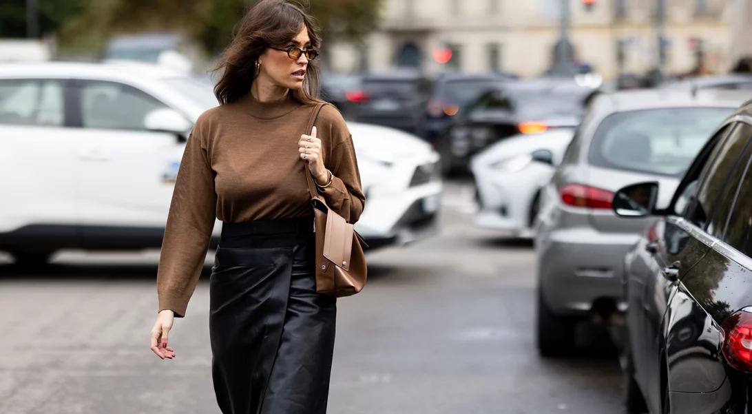 Η μίντι δερμάτινη φούστα που θα βρεις σε έκπτωση και θα φορέσεις με τα πάντα αυτή τη σεζόν