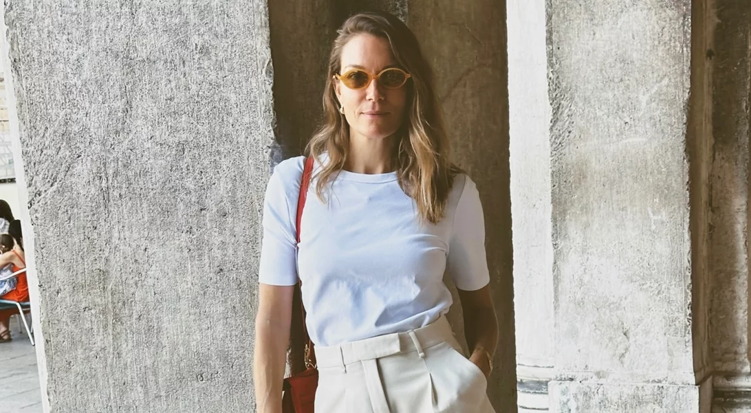 Metallic κοστούμι με shorts και διαφάνειες | Το βραδινό look της Βίκυς Καγιά