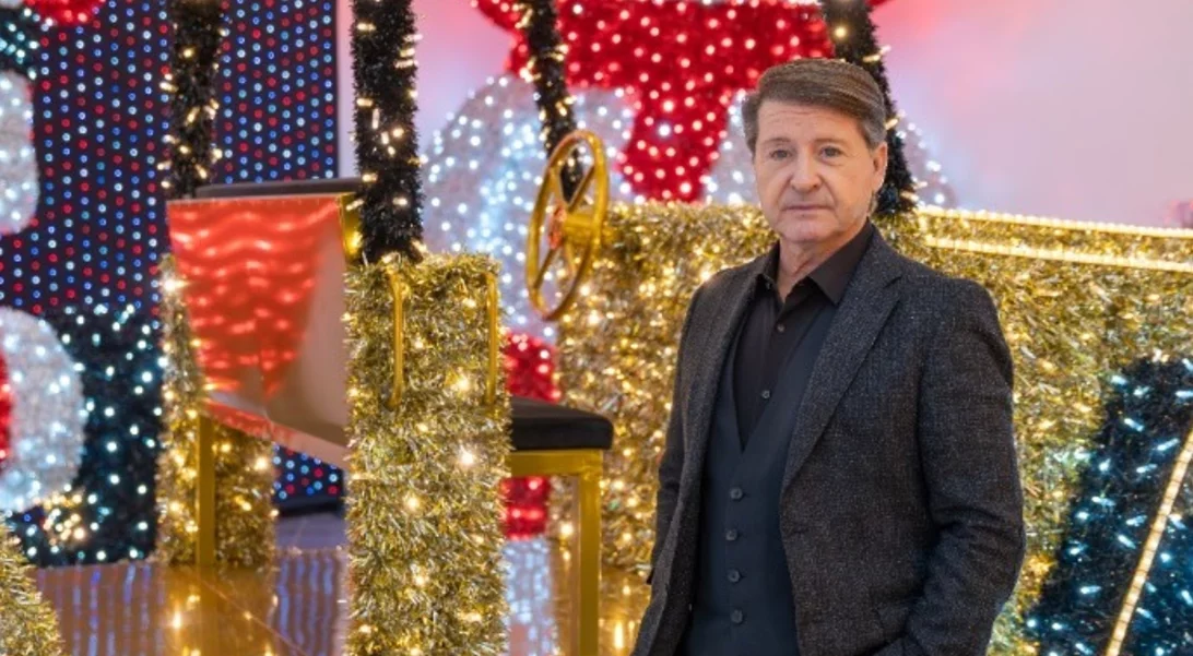 Θεσσαλονίκη: Κατασκεύασε πάνω από ένα δισεκατομμύριο λαμπάκια - Ο Αυστραλιανός Αϊ Βασίλης με σορτς και το φωτεινό δεντρόσπιτο με ...ενσωματωμένο εμπορικό κέντρο στο Βέλγιο