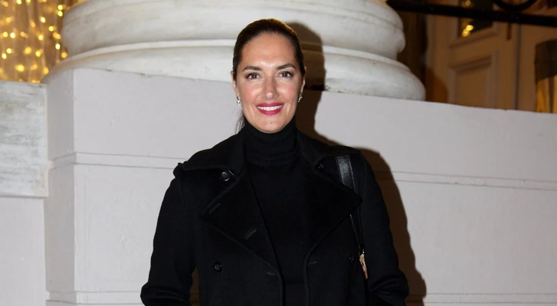 Βαρέθηκες το μαύρο παλτό; Η Νόνη Δούνια φόρεσε το πανωφόρι που ταιριάζει με κάθε look