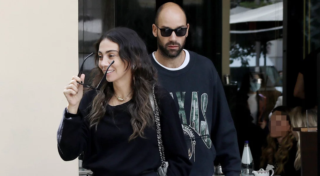 Ολυμπία Χοψονίδου | Με total black look στο κέντρο της Αθήνας με τον Βασίλη Σπανούλη