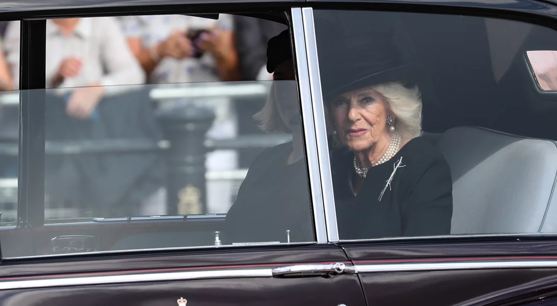 "Πάντα θα θυμάμαι το χαμόγελό της και τα όμορφα, μπλε μάτια της" | Το αντίο της Καμίλα προς τη βασίλισσα Ελισάβετ