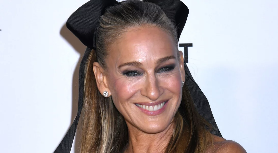 Η Sarah Jessica Parker υιοθέτησε την πιο "δύσκολη" τάση μαλλιών για γυναίκες άνω των 50