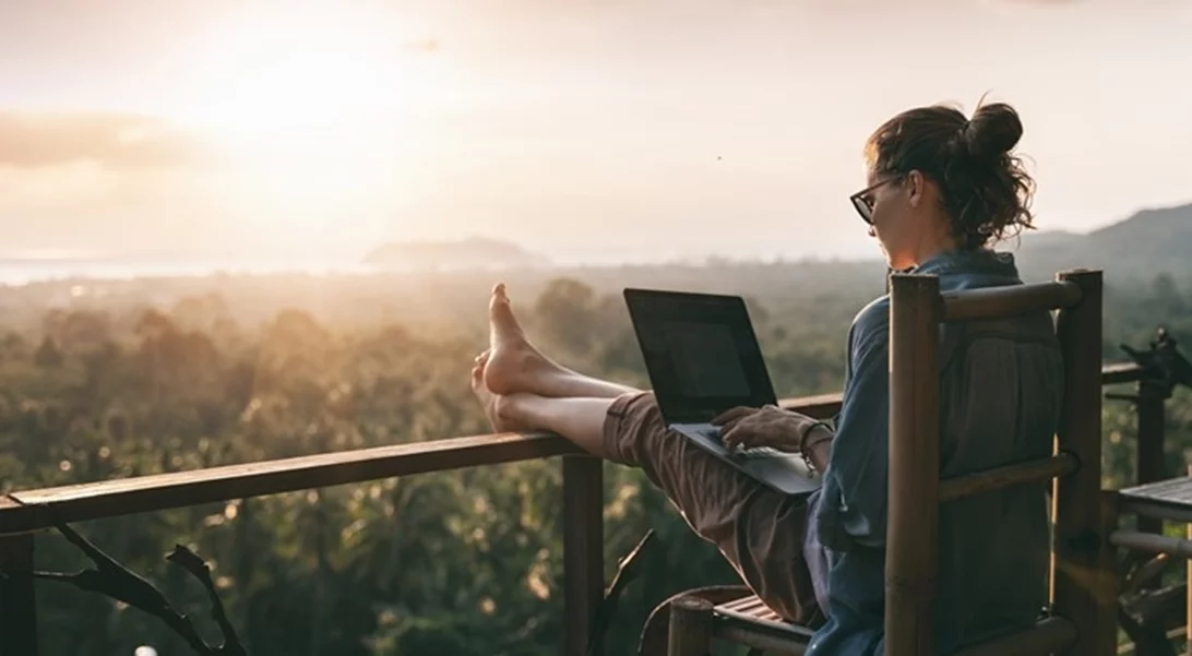 Quiet Vacationing | Το νέο trend που αλλάζει το παιχνίδι της τηλεργασίας