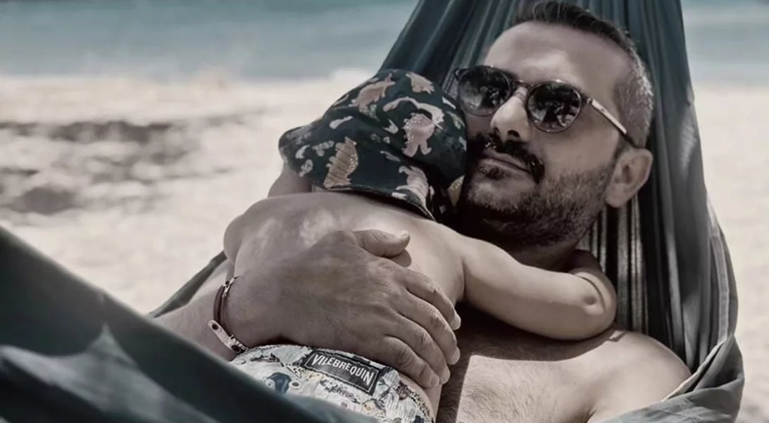 Λεωνίδας και Κίμωνας Κουτσόπουλος | Μπαμπάς και γιος χαλαρώνουν στην ακτή με θέα το απέραντο γαλάζιο