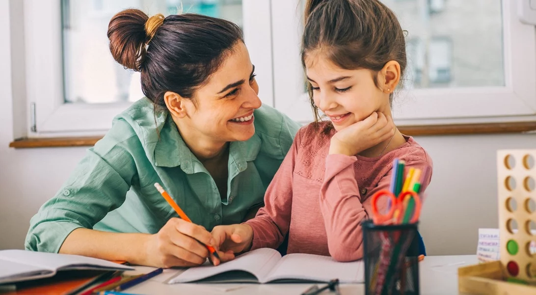 Πώς βοηθάμε ένα παιδί να "θέλει" να διαβάσει τα μαθήματά του (κι όχι να "πρέπει");