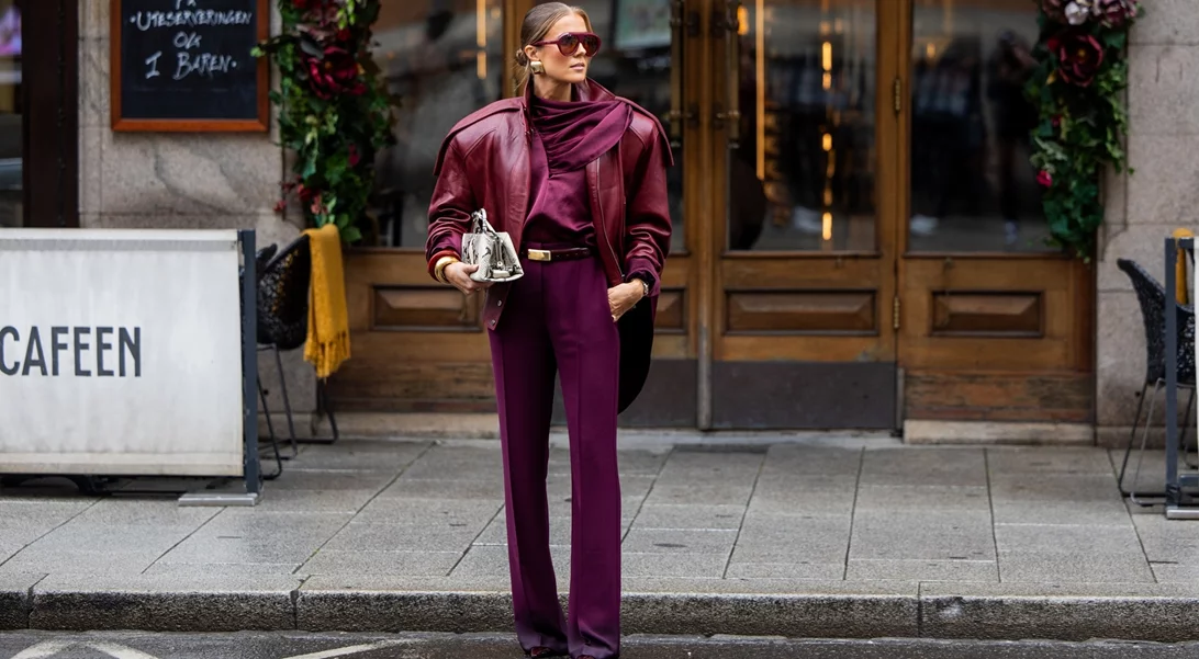 5 μπορντό denim παντελόνια από τη Mango ιδανικά γι' αυτή την εποχή