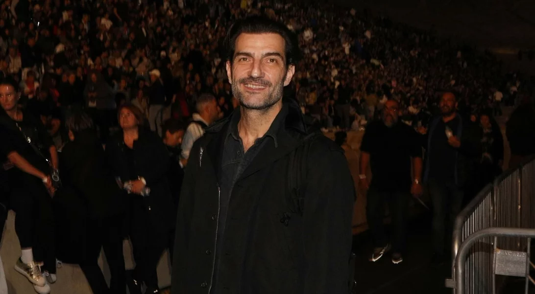 Ο Νίκος Κουρής με τον γιο του, Πέτρο, στη συναυλία του Robbie Williams στο Καλλιμάρμαρο | Η σπάνια οικογενειακή εμφάνιση