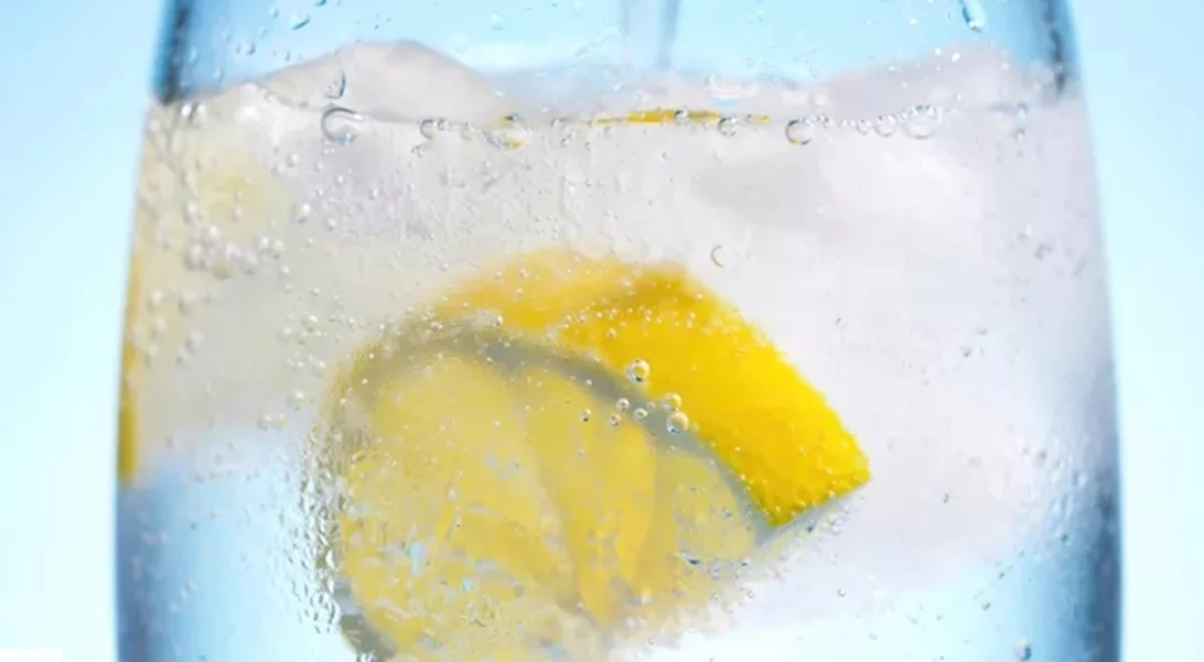 Γιατί δεν πρέπει να πίνεις παγωμένο νερό στον καύσωνα;