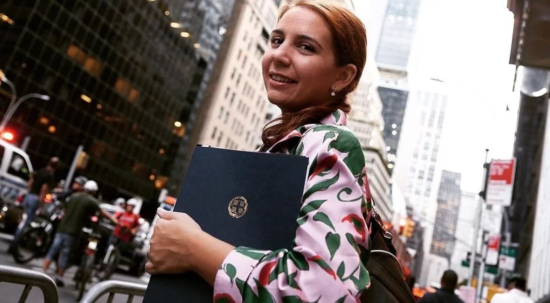 Κύρα Κάπη: Ποια είναι η Διευθύντρια επικοινωνίας του Κυριάκου Μητσοτάκη που βρίσκεται πίσω από το TikTok του Πρωθυπουργού;