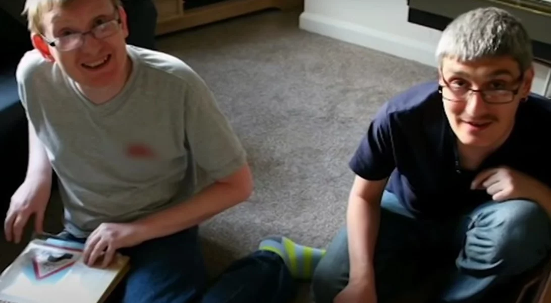 Η τραγική ιστορία των αδερφών Κλαρκ: Το σπάνιο σύνδρομο που τους έκανε και πάλι παιδιά