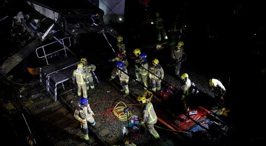 Εκτροχιασμός επιβατικής αμαξοστοιχίας στην Ισπανία – Νεκρός ο μηχανοδηγός