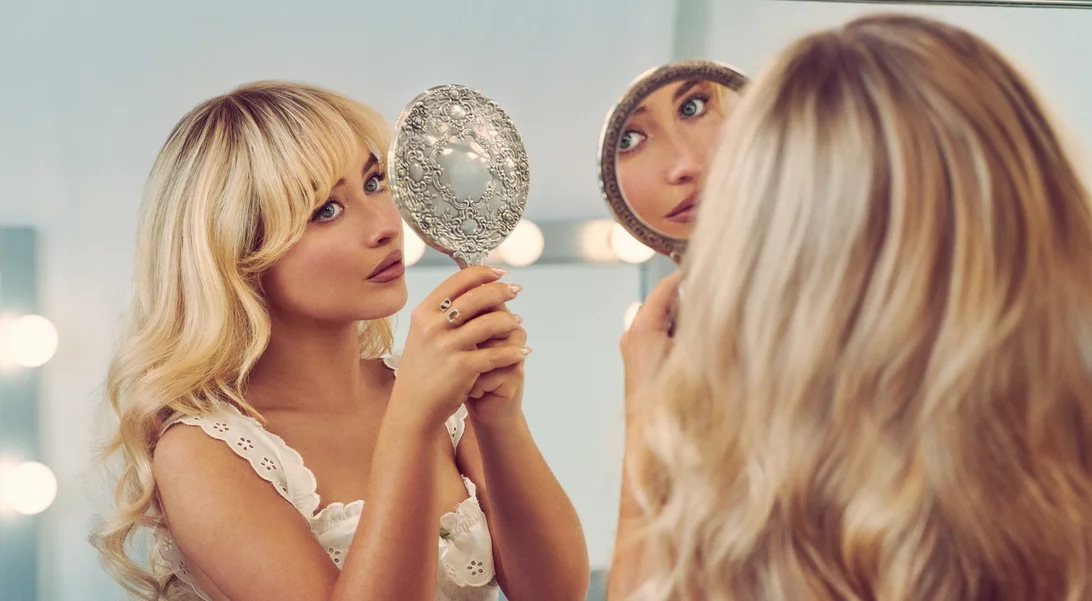 Sabrina Carpenter | Το μυστικό πίσω από το signature hair look της