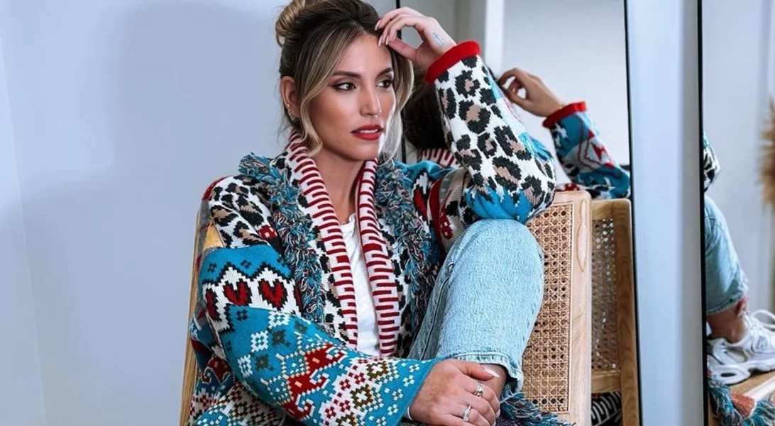 Οι μπότες της Αθηνάς Οικονομάκου είναι το πιο επίκαιρο ζευγάρι που μπορείς να φορέσεις για δύο λόγους