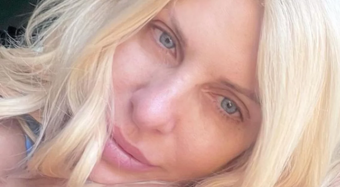 Ελένη Μενεγάκη | Ποζάρει χωρίς ίχνος μακιγιάζ στα 51 της και εντυπωσιάζει με τη φυσική της ομορφιά