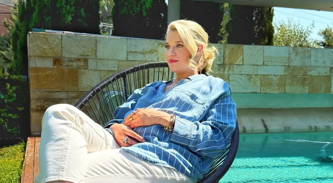 Στο φωτεινό σαλόνι της Τζένης Θεωνά | Ο Δήμος Αναστασιάδης τραγουδά στο μωρό τους