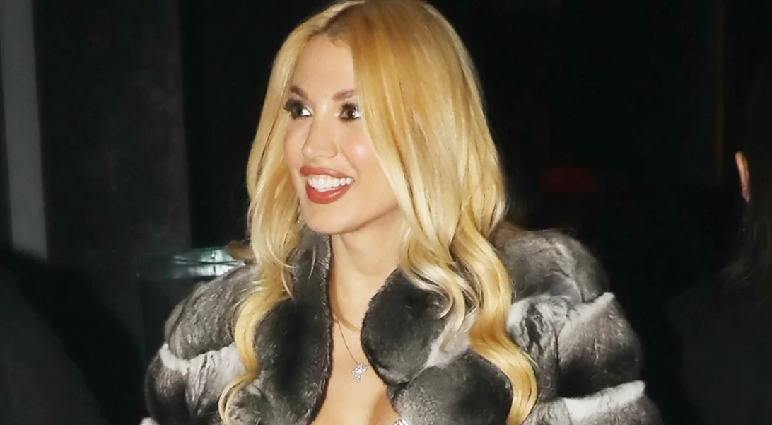 Η Κωνσταντίνα Σπυροπούλου με ασημί παντελόνι και μεταλλιζέ πέδιλα | Η βραδινή έξοδος με τον Βασίλη Σταθοκωστόπουλο