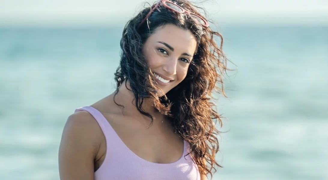 Στα κρυστάλλινα νερά του Βόρειου Ειρηνικού | Η Ευγενία Σαμαρά ποζάρει με ροζ μπικίνι σε μαγευτικό τοπίο