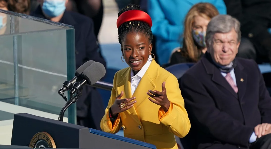 Amanda Gorman | Η εμφάνιση της με Moschino στο Super Bowl