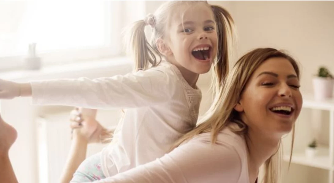 "Βαριέμαι να παίζω με το παιδί": Η ψυχολόγος δίνει 3 λόγους που σου φαίνεται "δύσκολο" να παίξεις με τα παιδιά σου