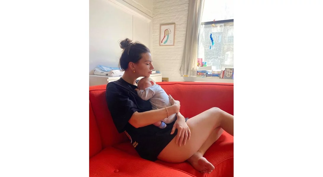 Η Emily Ratajkowski μάς συστήνει τον γιο της και αποκαλύπτει για πρώτη φορά το πρόσωπό του