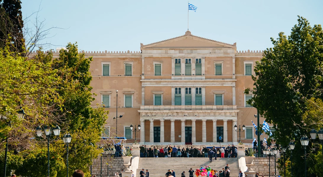 Ανοικτά τα καταστήματα σήμερα Κυριακή: Εορταστική η αγορά - "Δειλά σημάδια αισιοδοξίας" στην κατανάλωση