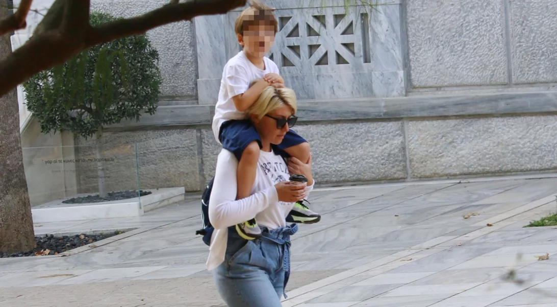 Σία Κοσιώνη | Χαλαρές βόλτες με τον γιο της, Δήμο Μπακογιάννη στο κέντρο της ΑΘήνας
