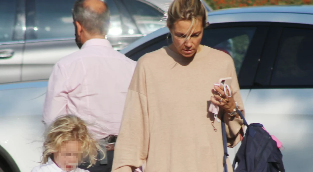 Βίκυ Καγιά | Χωρίς ίχνος μακιγιάζ σε βόλτα με την κατάξανθη κόρη της, Μπιάνκα