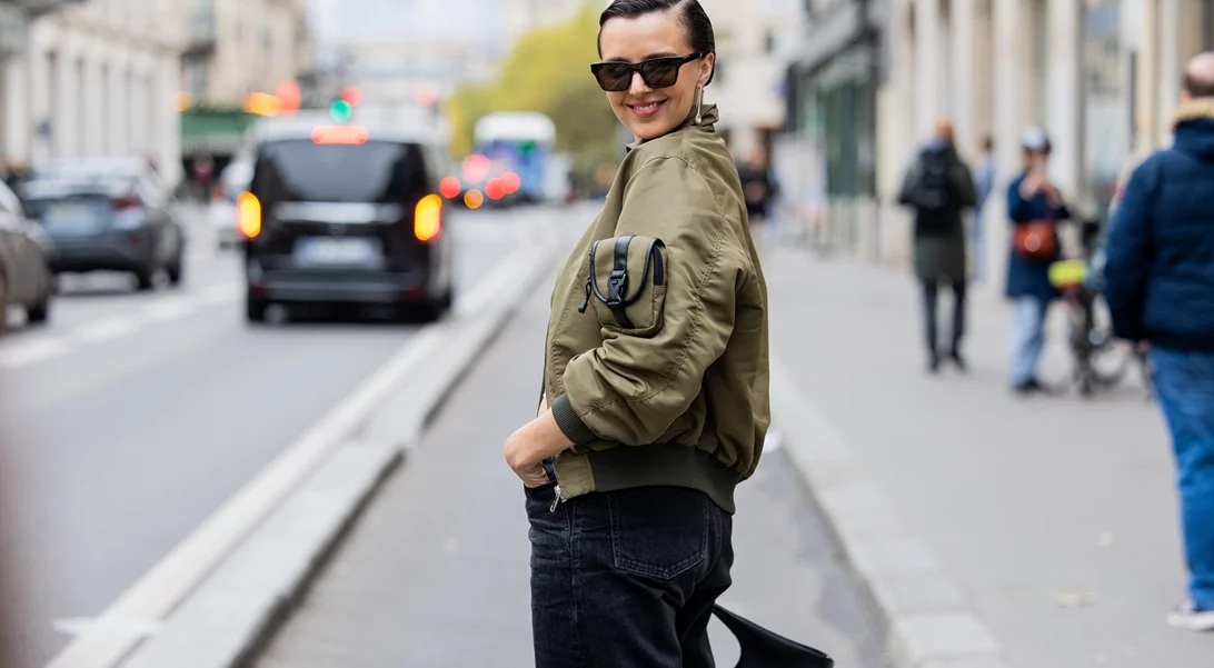 Το σουέτ bomber jacket από την Pink Woman που θα φοράμε την άνοιξη