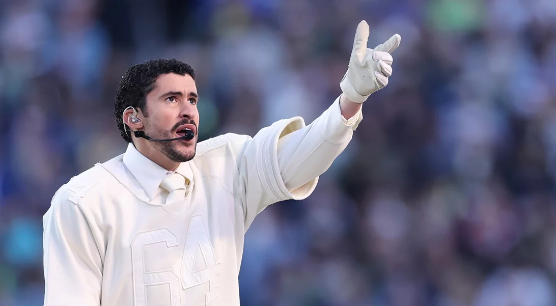 Bad Bunny | Το κρεμ σύνολο Zara που φόρεσε στον τελικό του Super Bowl κρύβει ένα σημαντικό μήνυμα