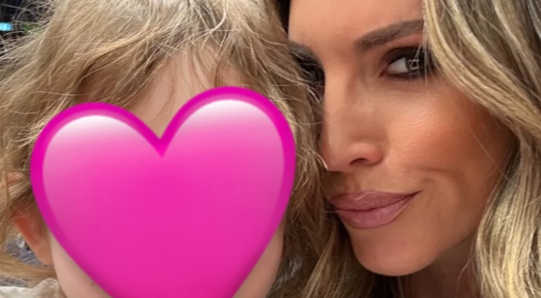 Αθηνά Οικονομάκου | Στον αγώνα Αρμάνι Μιλάνο-Ολυμπιακός μαζί με τα παιδιά της – Οι τρυφερές φωτογραφίες