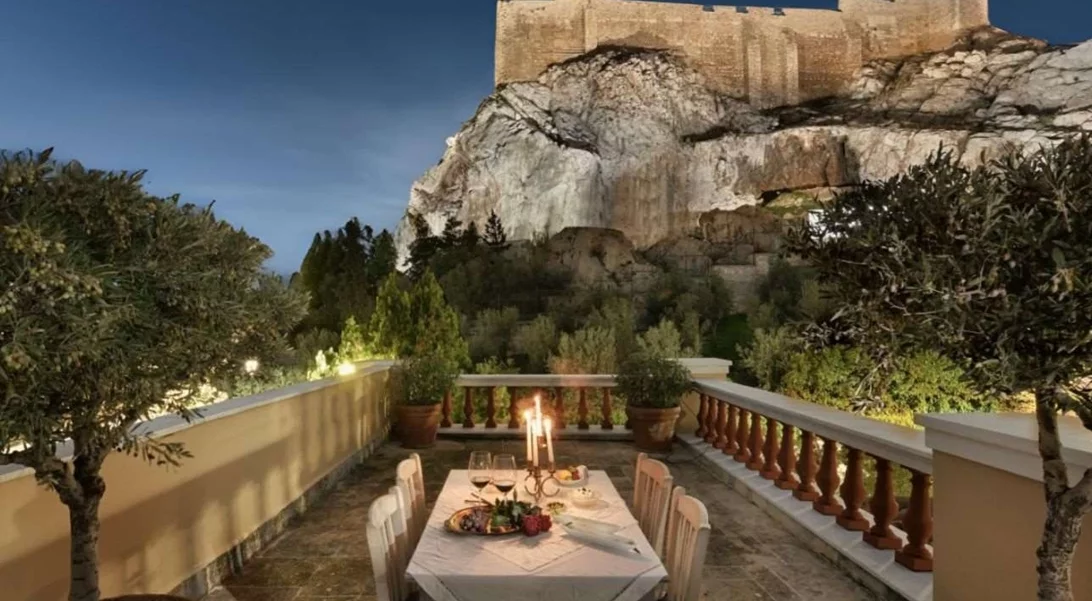 Μαγευτική βίλα ακριβώς δίπλα στην Ακρόπολη πωλείται και η τιμή της ζαλίζει (video)