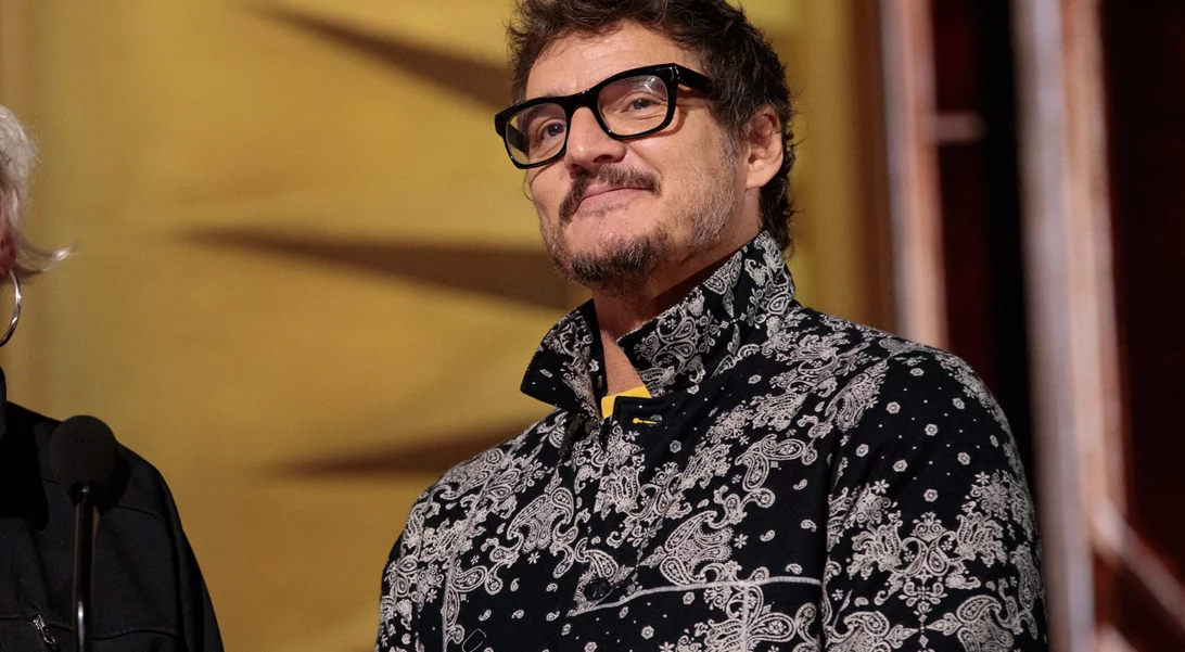 Τα 9 αγαπημένα βιβλία του Pedro Pascal ίσως είναι οι προτάσεις που έψαχνες για το καλοκαίρι