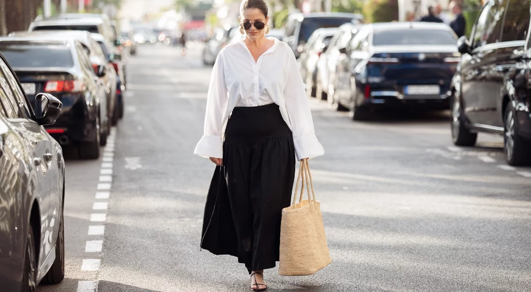 Αυτή η midi φούστα από τα Marks & Spencer κολακεύει όλες τις σιλουέτες και κρύβει την πιο κομψή κεντητή λεπτομέρεια