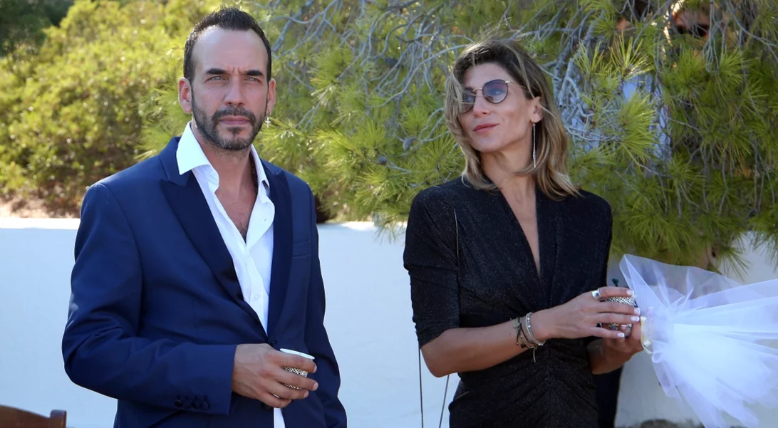 Full in love | Ο Πάνος Μουζουράκης σε σπάνια βραδινή έξοδο με τη σύντροφό του