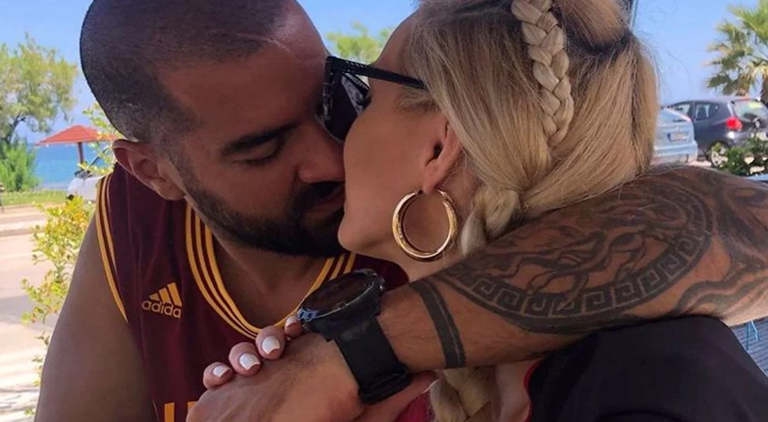 Η Τζούλια Νόβα κάνει πρόβα νυφικού | Παντρεύεται τον σύντροφό της λίγο πριν γεννήσει