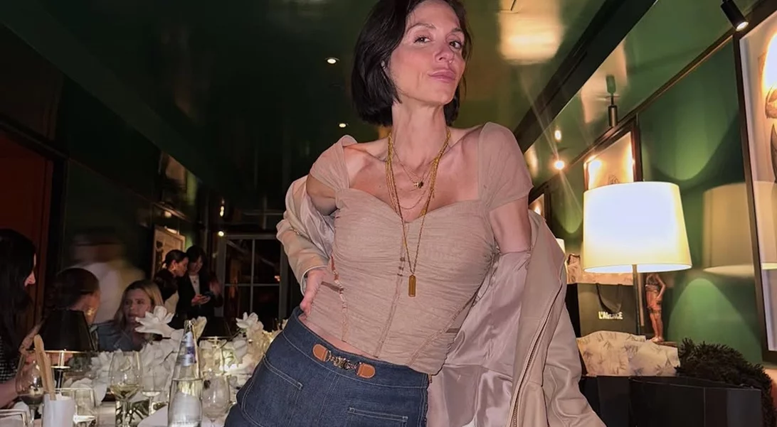 Γιλέκο ως τοπ | Το viral trend που αγαπά η Σοφία Καρβέλα